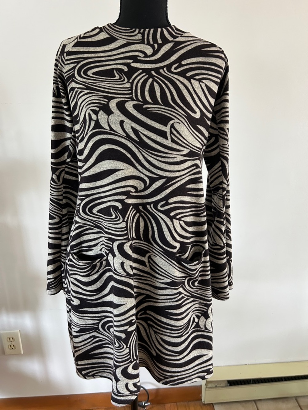 Kokoon Black and Cream Long Sleeve Swirl-Print Tunic Dress